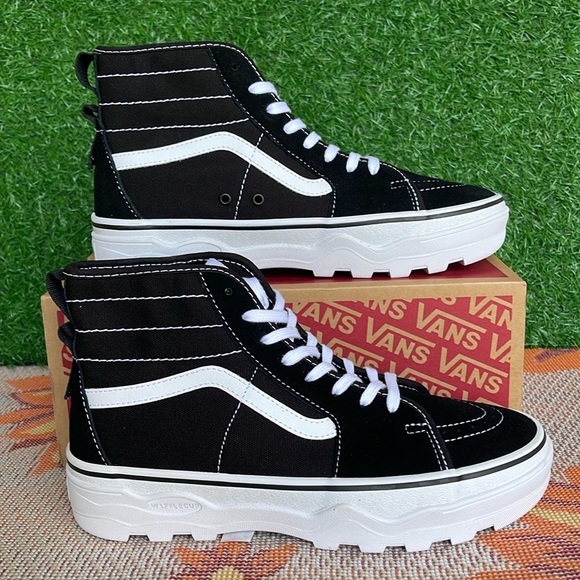 Vans Men’s Sentry Sk8-Hi
Black/White
VN0A5KY5BA2
Sneakers - Picture 2 of 16
